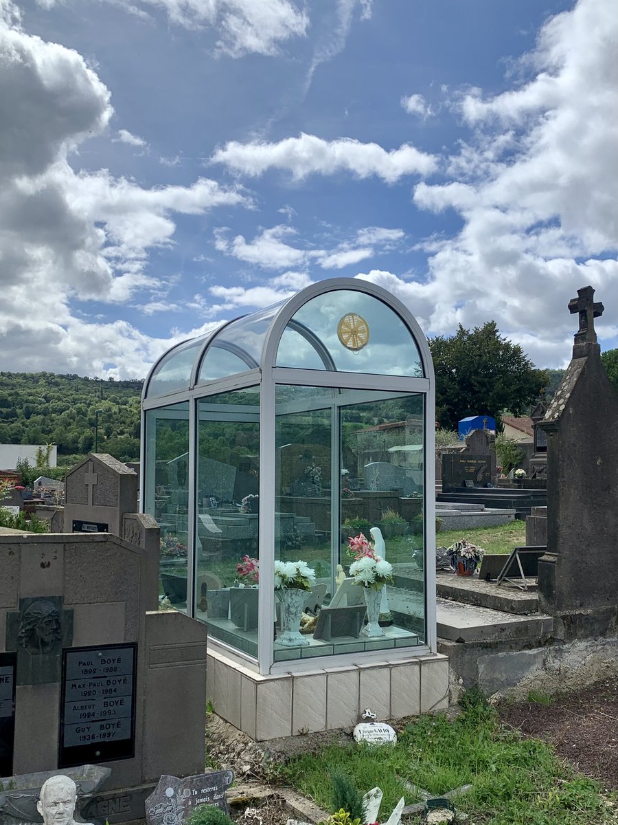 supergreg3's tweet photo. Cette chapelle funéraire moderne et sa petite ventilation 👌 https://t.co/3FYlm1T70w