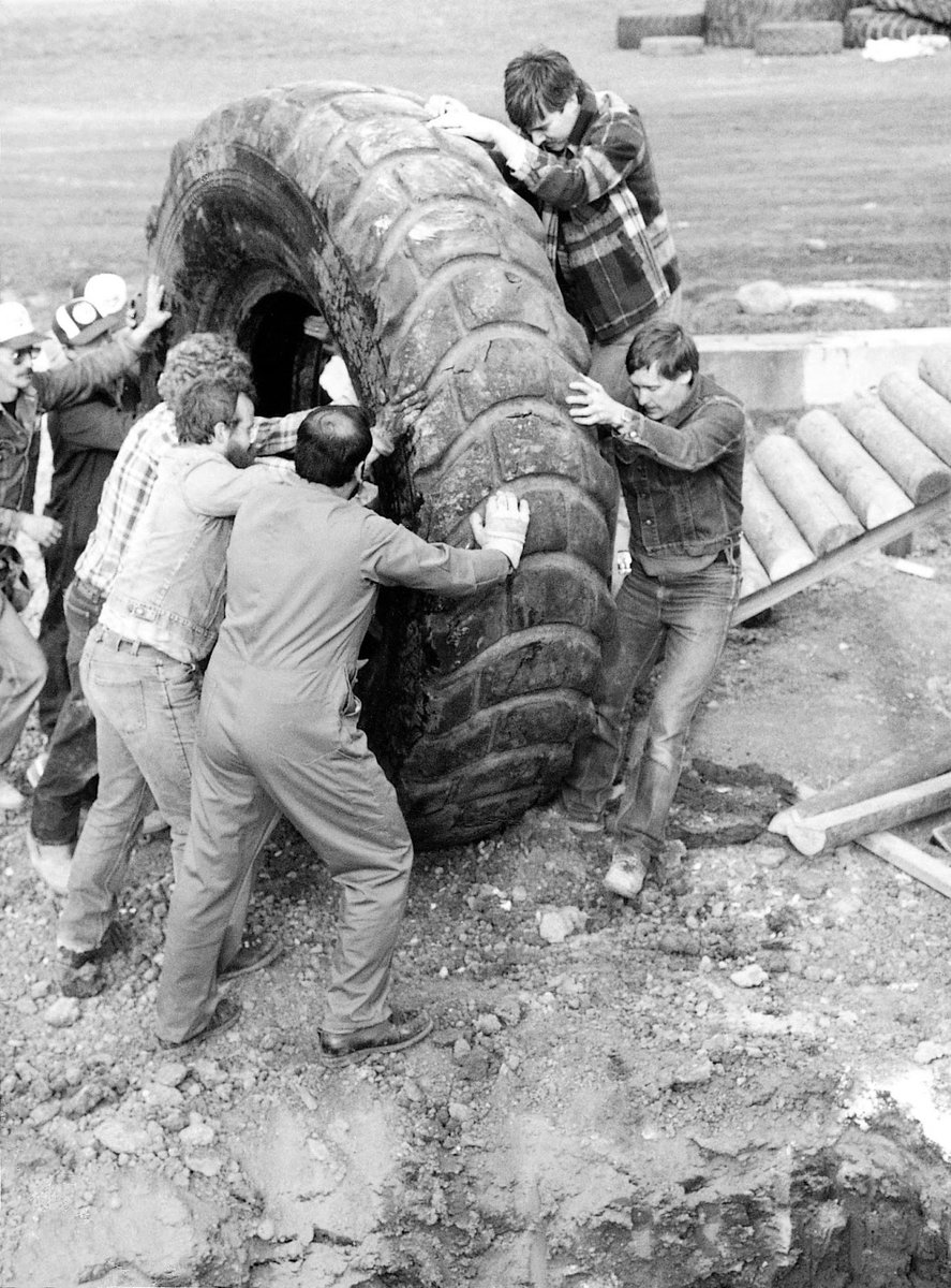 EFCL's tweet photo. In the 30s, Leagues pushed the City to cut transit fares and build sidewalks. In the '40s, we pushed for more schools.

We’re city builders. 

On Community League Day (Sept. 17), find your League and  #LetsBuildYEG! 

📸Volunteers build playground, EFCL Collection https://t.co/NEq5tznP6f