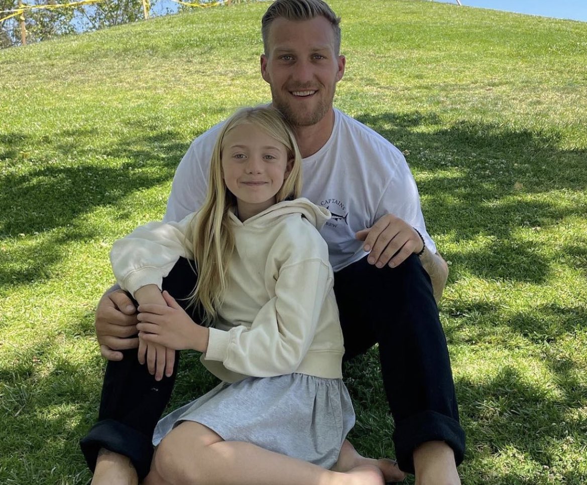 educatematrix's tweet photo. Rip tommy watch over ev. Idk why but this is so fucking sad, now she only has two parents who exploit her for money so sad. #tommysmith #labrantfamily #labrants #youtube https://t.co/O7EFFAdEFr