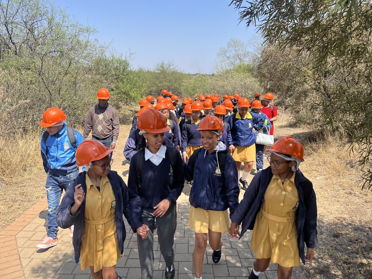 OfficialGDARD's tweet photo. Today GDARD hosted the Lancea Vale Secondary School girls for GADRD take a girl child to work program.
#GDARDCares #GrowingGautengTogether 🪡 https://t.co/gzCMgz4a5g