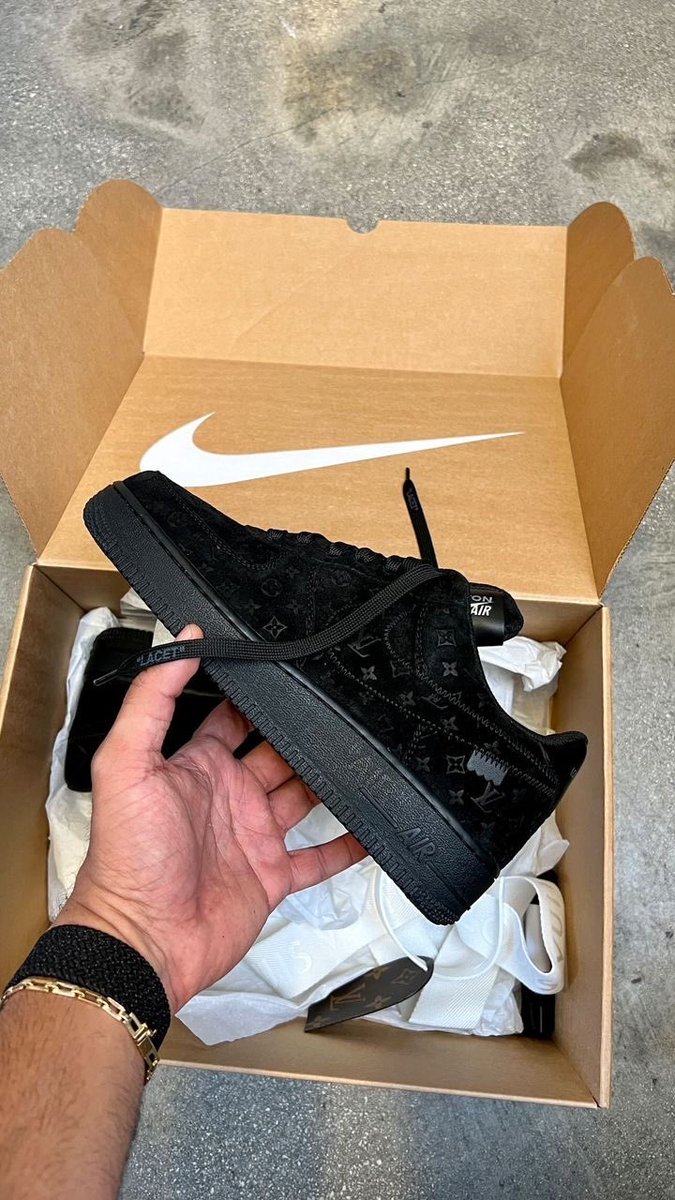 Ovrnundr's tweet photo. Louis Vuitton x Nike Air Force 1 Low “Triple Black” by Virgil Abloh 

Photo: @solebyjc https://t.co/3J98vsPEQL