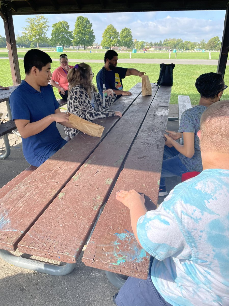 MissDavidson_'s tweet photo. What a Wednesday!! Today students prepared sandwiches for a park picnic with our Middie family!! We took time this afternoon to talk about the importance of friends and doing things that make us happy! Proud Middie moment!!💜 @MiddletownOH @MHSMiddieTweets https://t.co/KfCtHwg8oq