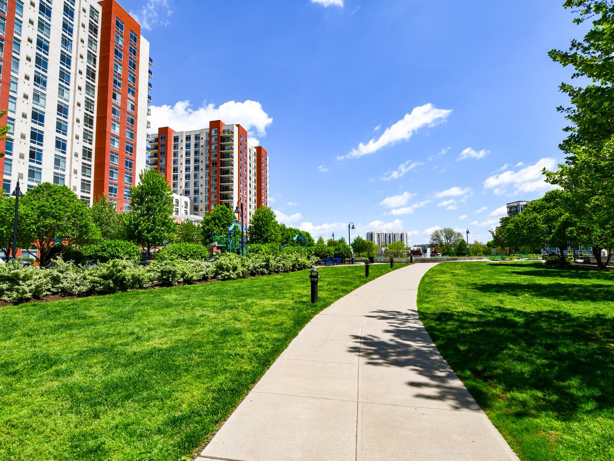A stroll through Commons Park is just what you need! ⛲ 
Enjoy seasonal coffee and espresso treats from <a href="/proofcoffee/">PROOF Coffee Roasters</a>, a playground for kids, a dog park for your furry friends, a sprawling lawn for lounging, and plenty of sunshine.  
#lovewhereyoulive
#stamfordct
#harborpoint