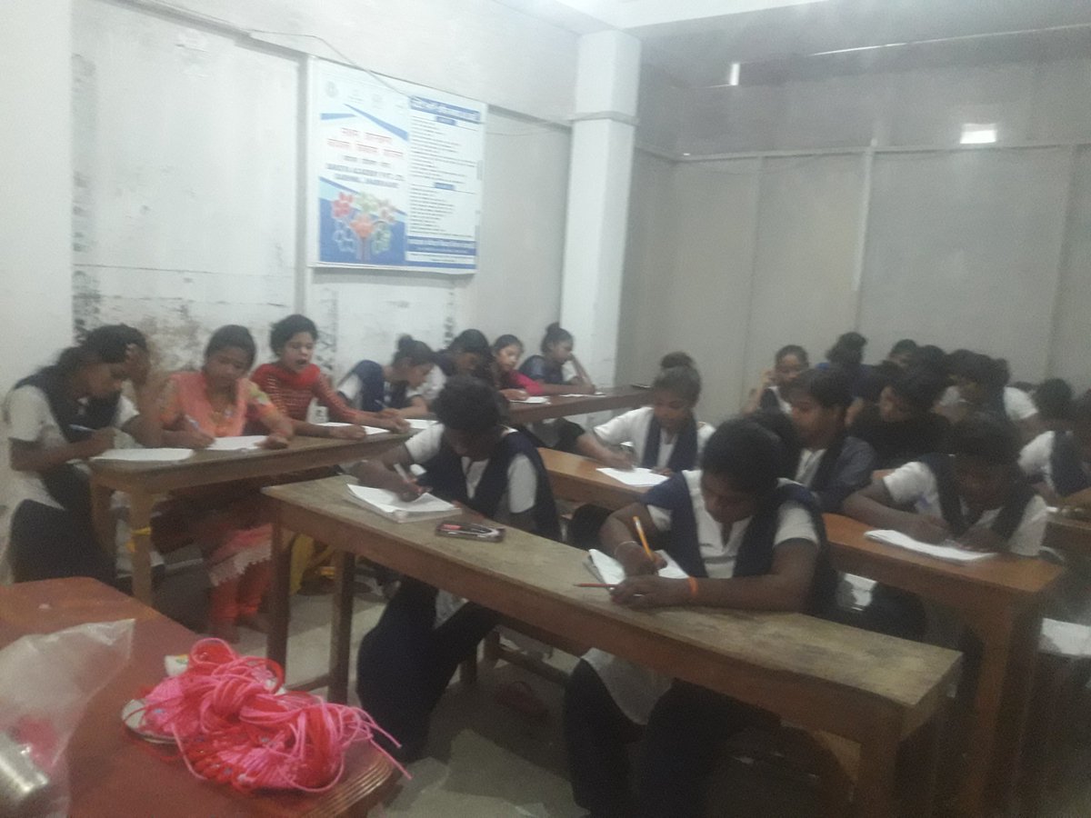 DaksyaAcademy's tweet photo. Daksya Academy, Garwah
Assessments are important for grading the students on their performance. Students of Batch 17 of Daksya Academy Garwah center appear for their first internal assessment. #DaksyaAcademy #JSDM https://t.co/HHQ17M7t5c