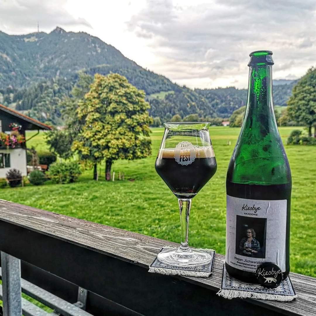 brunnenbraeu's tweet photo. Kiesbye Akademie - Braumeistercamp 2022 - Megan „Schwarzbier“ (****)
#beerwithaview #beeronthecarpet
#kiesbye #kiesbyeakademie #braumeistercamp2022 #megan #schwarzbier https://t.co/JIXPOuqWqn