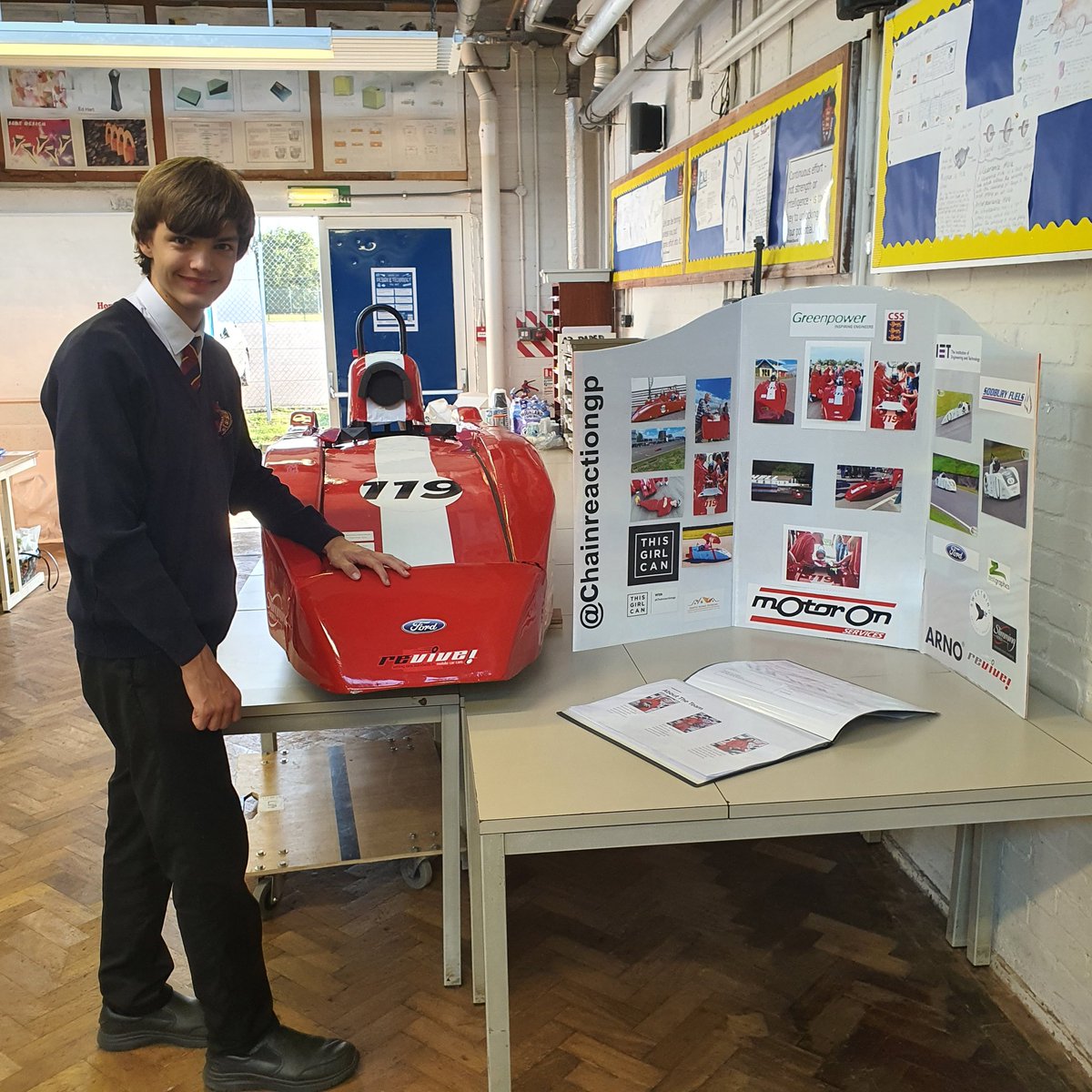 👨‍🔧 We're at @CSSSch's open evening tonight, educating children about STEM and Greenpower.