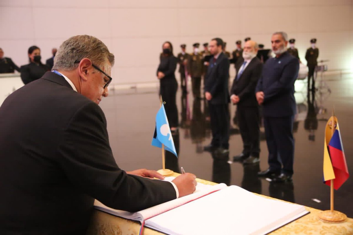 ViceVenezuela's tweet photo. #EnFotos || El Srio. Gral. de la #OPEP, Haitham Al Ghais, en compañía del Gob. de Venezuela ante este organismo, Ángel González y el Vicepdte. de Asuntos Internacionales de PDVSA, Ronny Romero, visitaron el Mausoleo del Libertador Simón Bolívar para rendirle honores.

#14Sep https://t.co/ypge87ehYc