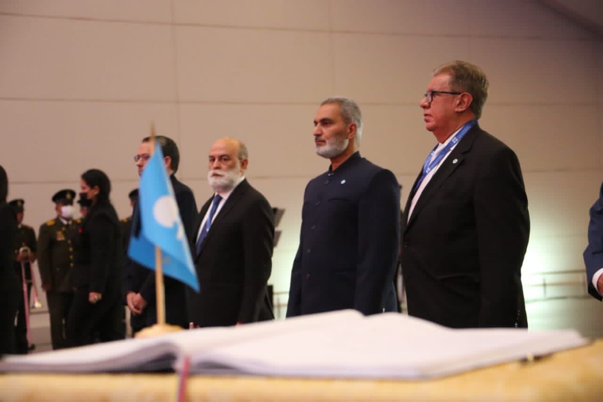 #EnFotos || El Srio. Gral. de la #OPEP, Haitham Al Ghais, en compañía del Gob. de Venezuela ante este organismo, Ángel González y el Vicepdte. de Asuntos Internacionales de PDVSA, Ronny Romero, visitaron el Mausoleo del Libertador Simón Bolívar para rendirle honores.

#14Sep