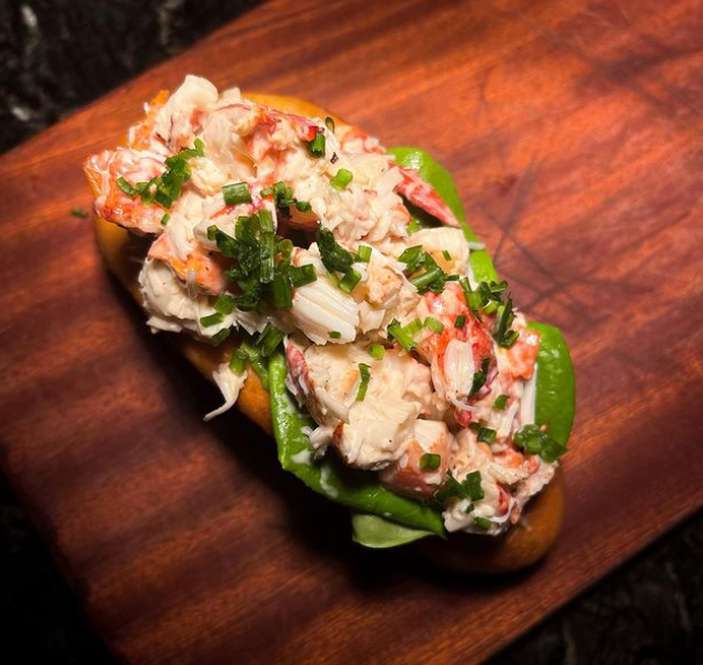 TheAndieApp's tweet photo. If you're attending @TIFF_NET , drop by Lobster Burger Bar for Toronto's #1 Lobster Roll 😃

#torontofood #torontofoodies #TIFF22 

Image Credits: https://t.co/ljjL4ITio8 https://t.co/ICkn6MrSXo