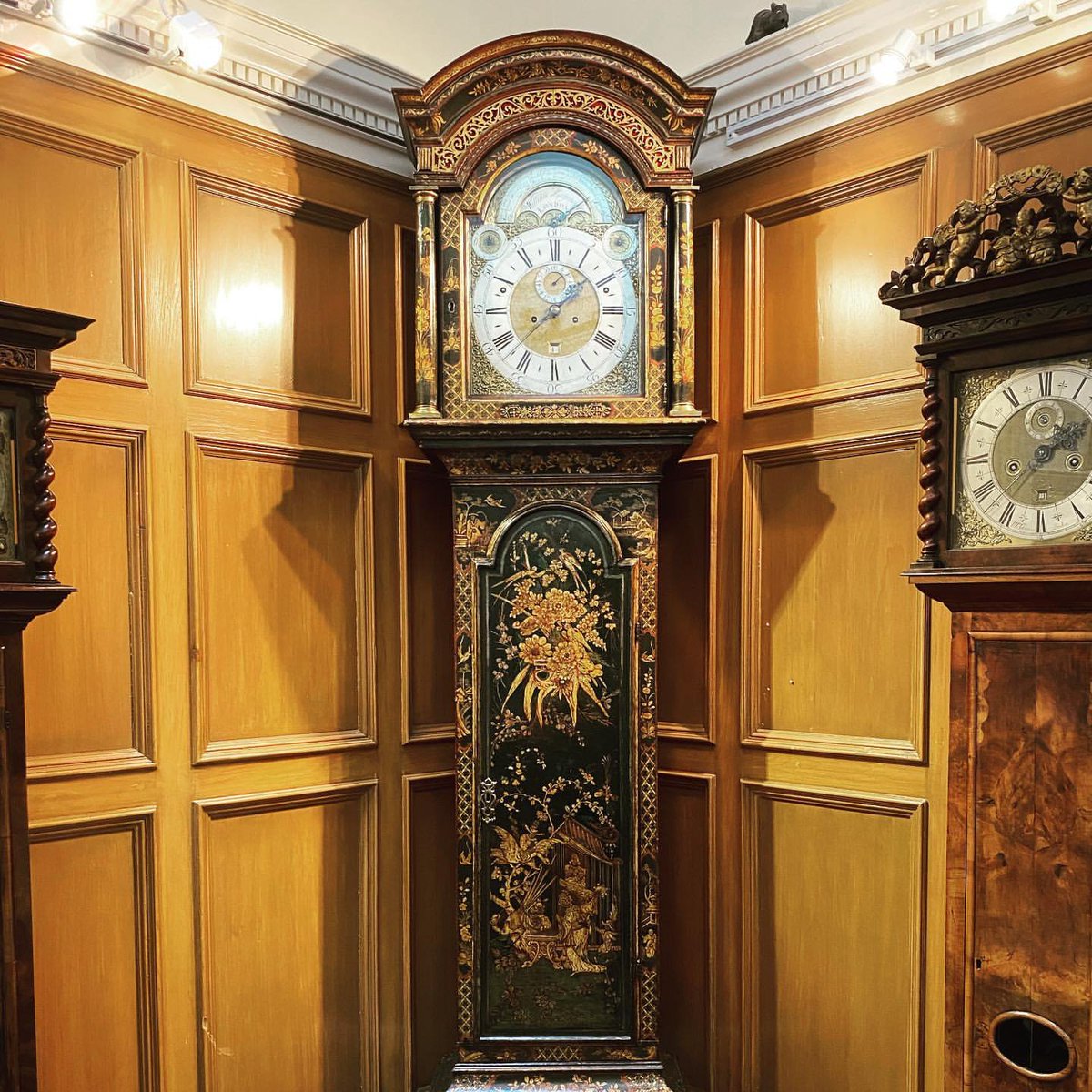 TimekeepingMus's tweet photo. Made by William Harwood of London in 1720, this beautiful Japanned clock is the tallest in our collection at over 7.5 feet.
Museum open every Friday 11:00 am - 3:00 pm
#horology #clocksofinstagram #clock #musicalclock #japaneseaesthetic #antiqueclock #visitus #craftwork https://t.co/51KDgEI4h9
