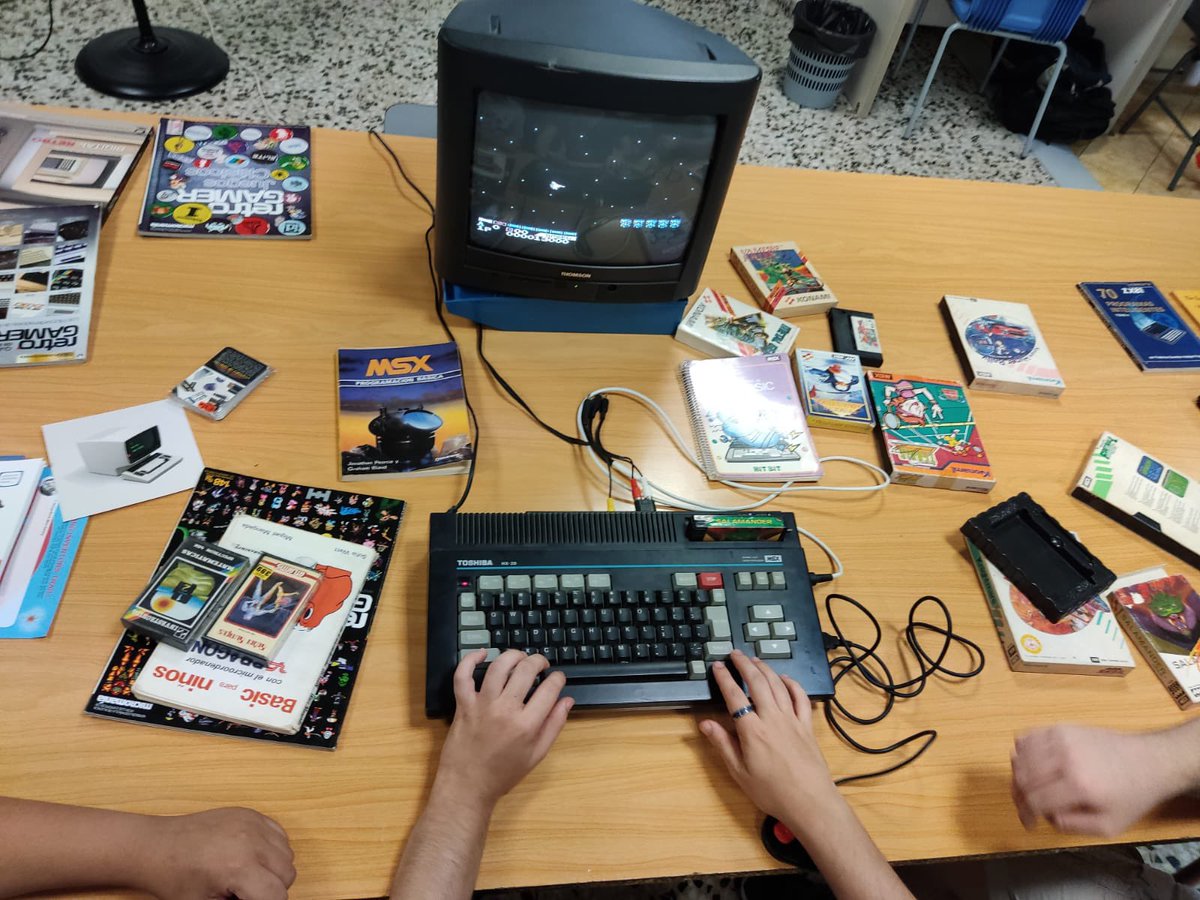 FPescolapiaGrn's tweet photo. Els alumnes de primer del #ciclesuperior #damviod de @epiagranollers inicien les seves classes jugant amb ordinadors antics MSX, i descobrint revistes antigues i llibres de programació. 

@jamqueTPM @fpcatalunya @D314Videojocs @vjeducacio @videojuegosAEVI @iboix_escola @AAMSX https://t.co/QuTr0y1HAH