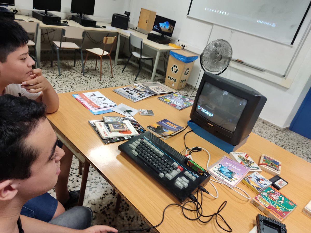 FPescolapiaGrn's tweet photo. Els alumnes de primer del #ciclesuperior #damviod de @epiagranollers inicien les seves classes jugant amb ordinadors antics MSX, i descobrint revistes antigues i llibres de programació. 

@jamqueTPM @fpcatalunya @D314Videojocs @vjeducacio @videojuegosAEVI @iboix_escola @AAMSX https://t.co/QuTr0y1HAH