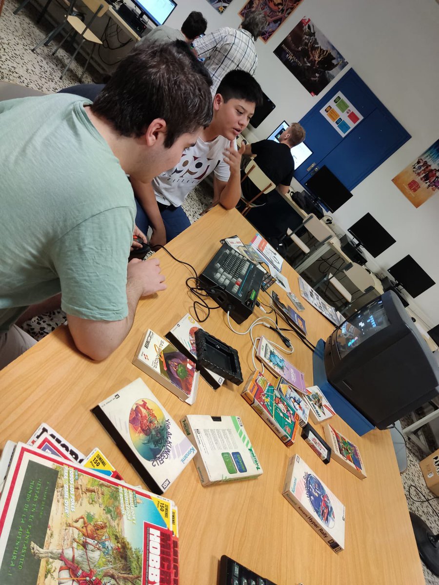 FPescolapiaGrn's tweet photo. Els alumnes de primer del #ciclesuperior #damviod de @epiagranollers inicien les seves classes jugant amb ordinadors antics MSX, i descobrint revistes antigues i llibres de programació. 

@jamqueTPM @fpcatalunya @D314Videojocs @vjeducacio @videojuegosAEVI @iboix_escola @AAMSX https://t.co/QuTr0y1HAH