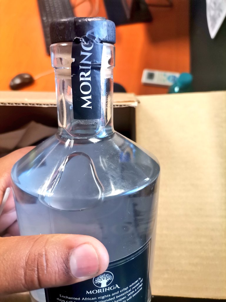 MashalaSandra's tweet photo. Hey @TAKEALOT team I bought @Moringagin yesterday and this is what I have received today when I open the package. I'm really disappointed 😏 https://t.co/Hp7RX4tsGA