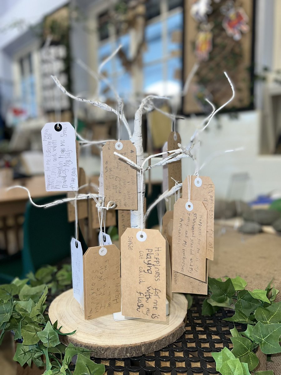 jesswarden3's tweet photo. Today we spoke about our feelings and how we can make other people feel with our actions. I asked the children “What does happiness look or feel like for you?” We now have a tree of happiness in our classroom to remind us to smile and be kind.@MossParkInf @MsLavinEYFS https://t.co/8dnMRfUVi5
