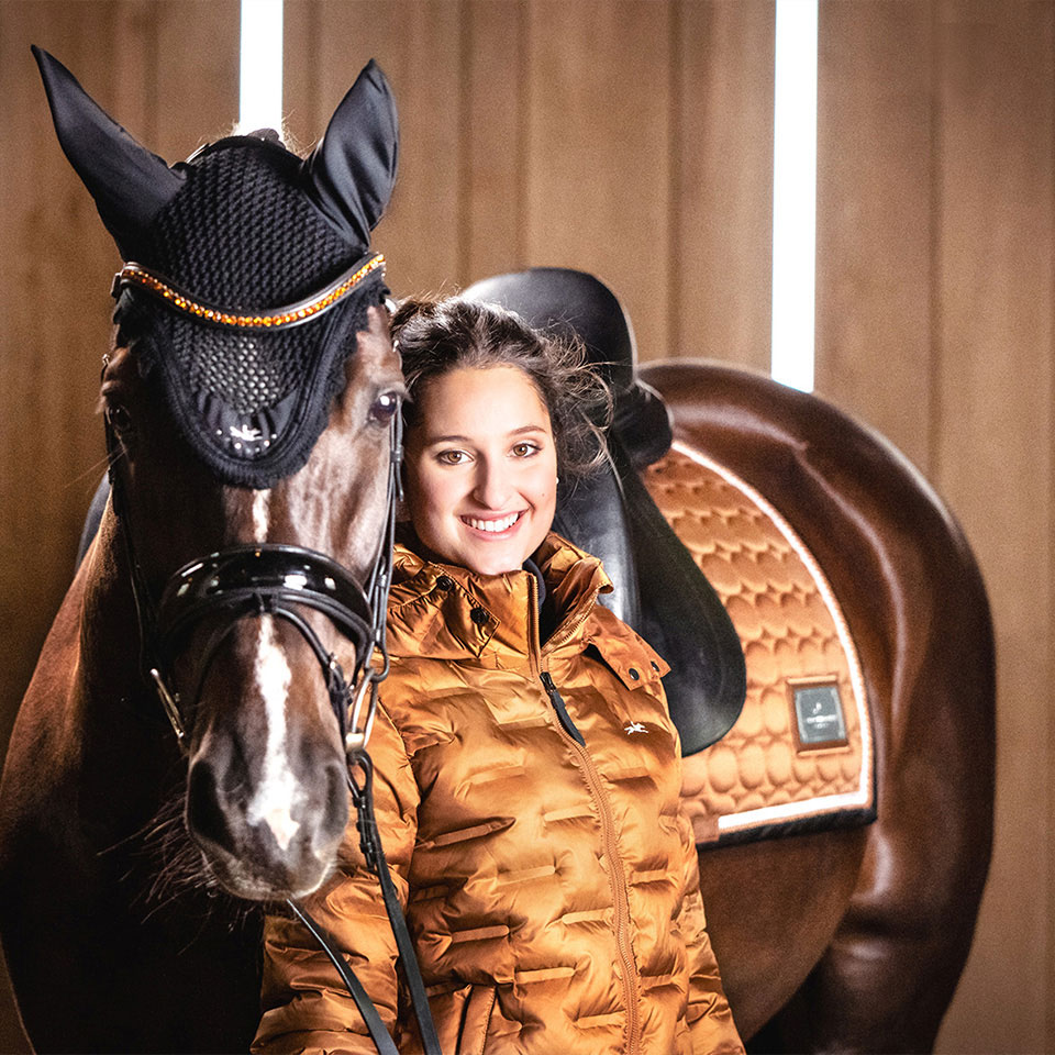 BigDeeTack's tweet image. Just in time for Fall! The new Schockemöhle Sports apparel and tack has arrived! 🍂

➡️ Shop more here: bit.ly/3xhLg5Z

#bigdeestack #schockemohle #latesummer #almostfall #fallcollection #equestrian #golden #jackets #vests #saddlepads