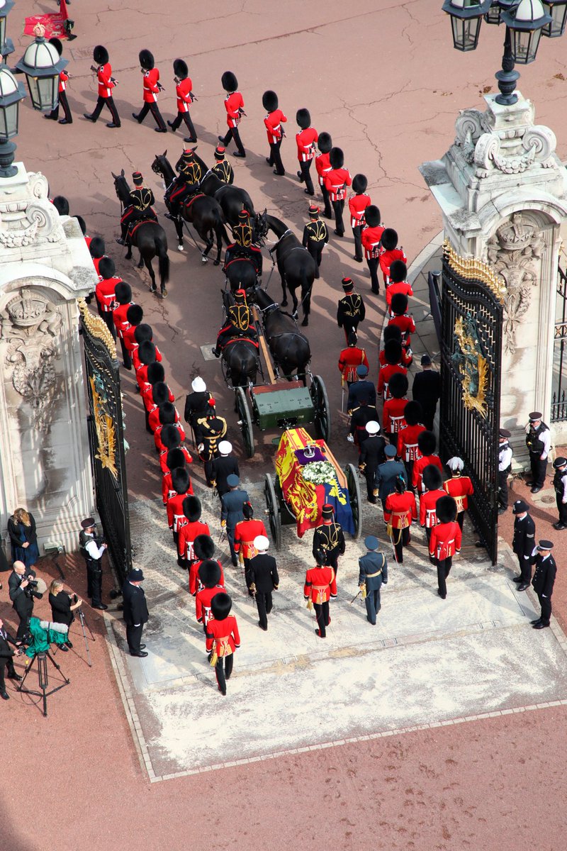The coffin of Queen Elizabeth lI leaves Buckingham Palace for Westminster Hall
