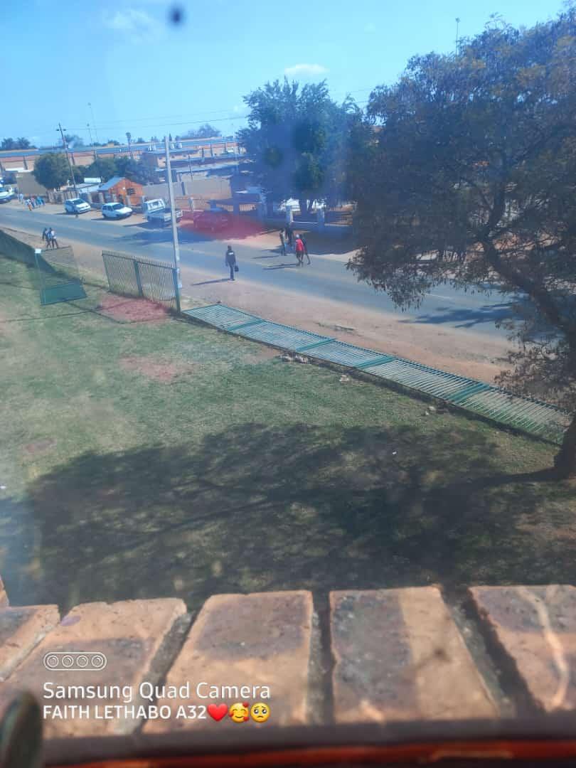 prettyderay's tweet photo. University of Limpopo students took to the streets due to the maganement refusing to release Off Campus residence allowances. Its been 9 months. https://t.co/N21kwBl8ga