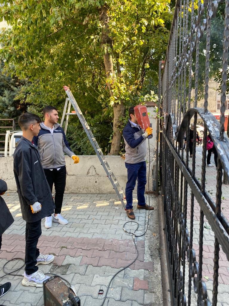 Döse kapsamında Okulumuz Metal Teknolojisi Alan öğretmen ve öğrencileri tarafından ilçemiz  Ümmü Mihcen İHL’nin araç ve öğrenici giriş Kapıları yükseltme işleri yapılmıştır.
<a href="/memleventyazici/">Levent Yazıcı</a> 
<a href="/ZekineDayolu/">Zekine Dayıoğlu</a> 
<a href="/abdullahucgun33/">Abdullah Uçgun</a> 
<a href="/abdullahozdemir/">Abdullah Özdemir</a> 
<a href="/19_mstfylmz/">Mustafa YILMAZ</a>