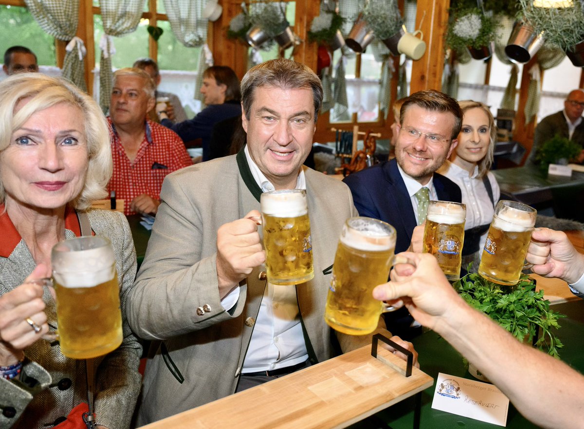 Markus_Soeder's tweet photo. 50. #Altstadtfest in #Nürnberg: Normalerweise kann man die Uhr danach stellen, dass das Altstadtfest mit schönem Wetter beginnt. In diesem Jahr fällt der Anstich leider ins Wasser. Aber wir machen das Beste daraus. Dank allen Schaustellern, Wirten und Bedienungen für ihre Arbeit! https://t.co/5Ed6v8R47l