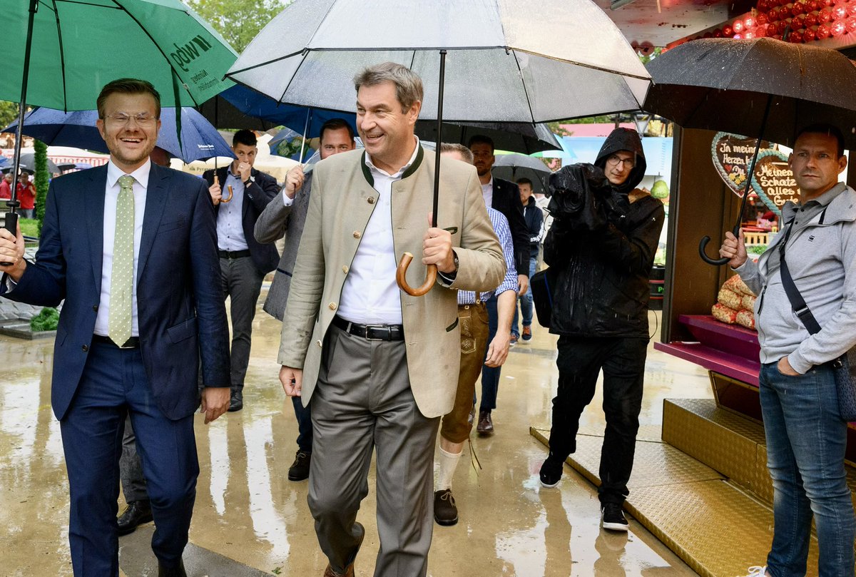 Markus_Soeder's tweet photo. 50. #Altstadtfest in #Nürnberg: Normalerweise kann man die Uhr danach stellen, dass das Altstadtfest mit schönem Wetter beginnt. In diesem Jahr fällt der Anstich leider ins Wasser. Aber wir machen das Beste daraus. Dank allen Schaustellern, Wirten und Bedienungen für ihre Arbeit! https://t.co/5Ed6v8R47l