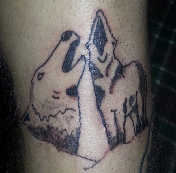 prisma21tattoo's tweet photo. Galera vamos combinar uma coisa?! Quando você for pagar pra fazer uma tattoo, pelo menos paga uma que dá pra entender o que é 🤔

#tattoo #tatuagemfeia #tatuagem https://t.co/U15GbkAmYn