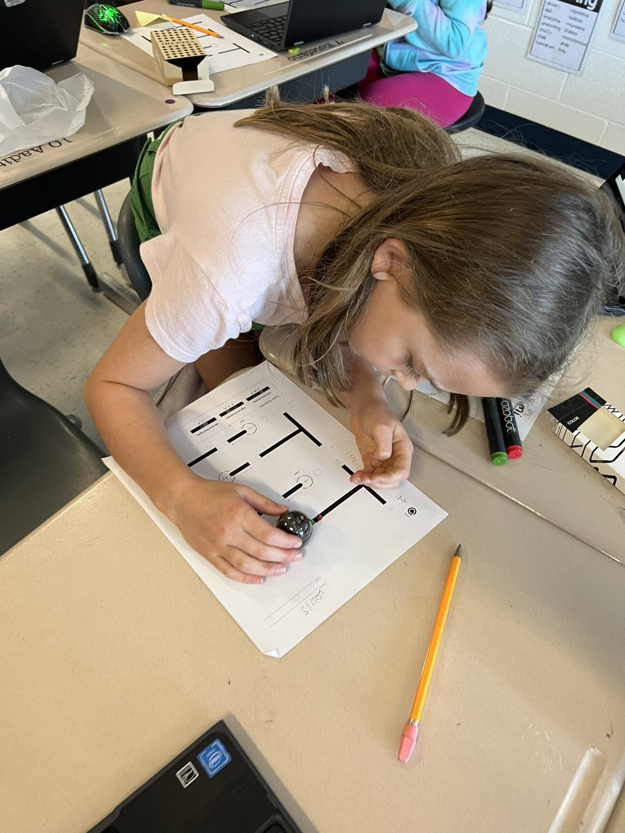 MrsWhitehurst3's tweet photo. Our first time using Ozobots in 3rd grade this year! 🤖 The scholars loved coding their bots to round up or down! @CardinalRidgeES #littlecoders https://t.co/M6FtUkDE2n