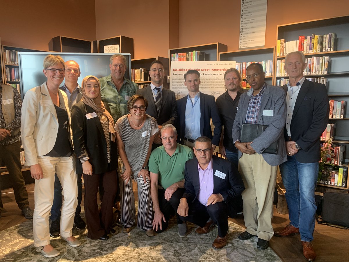 MeerWaardeInfo's tweet image. Vandaag was de ondertekening van het Taalakkoord Regio Groot Amsterdam. Vele partijen zetten zich in om laaggeletterdheid te signaleren en terug te dringen. Goed kunnen lezen en schrijven is de sleutel tot meedoen in de samenleving. 
#sociaalwerk #Taalakkoord #partnerschap