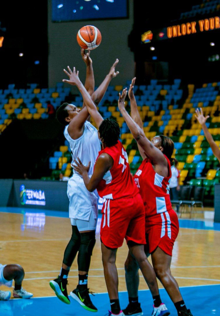 ferwabaRW's tweet photo. #RBLPLAYOFFSFINALS22
GAME 4 Underway @bkarenarw
2nd Q
Apr don’t want to let the heat drop 🔥
(1)#APRWBBC 23-22 #REGWBBC (2)
Watch the game live on 👇🏾
https://t.co/ASukl782aW…
#RBL https://t.co/wp8V41b07n