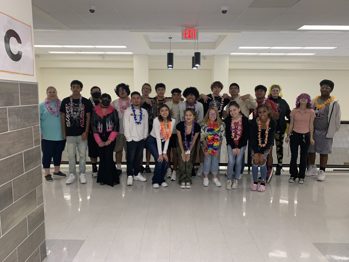 ProchnowSci's tweet image. Homecoming vibes: surfers and bikers! @SeguinISD @SeguinHSTx