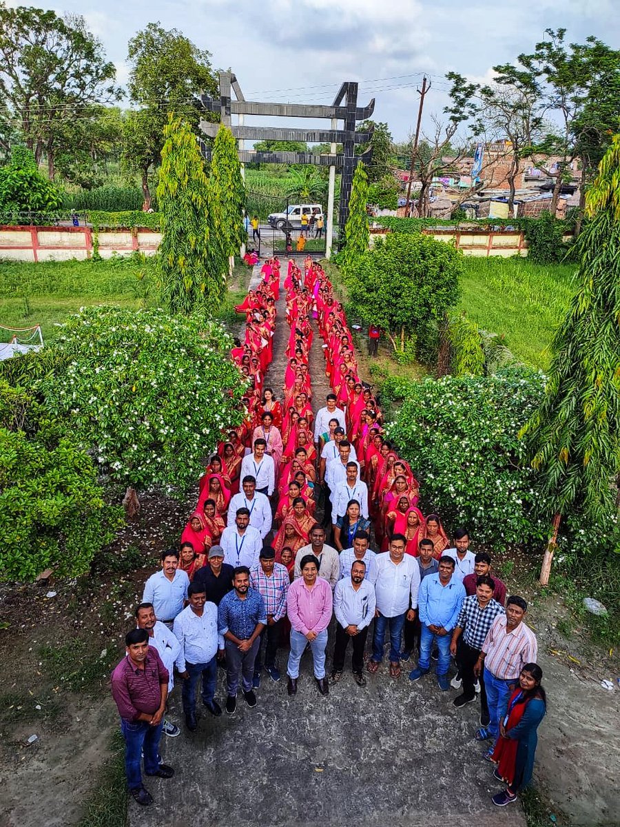 brlps_jeevika's tweet photo. JEEViKA's Mission Swavalamban Utsav is empowering Ultra-poor Women to overcome the obstacles and lead a dignified life. 
Satat Jeevikoparjan Yojana Graduation Ceremony has been organised by @brlps_jeevika Siwan to promote economical and social upliftment of the underprivileged. https://t.co/0t5E3gs4y1