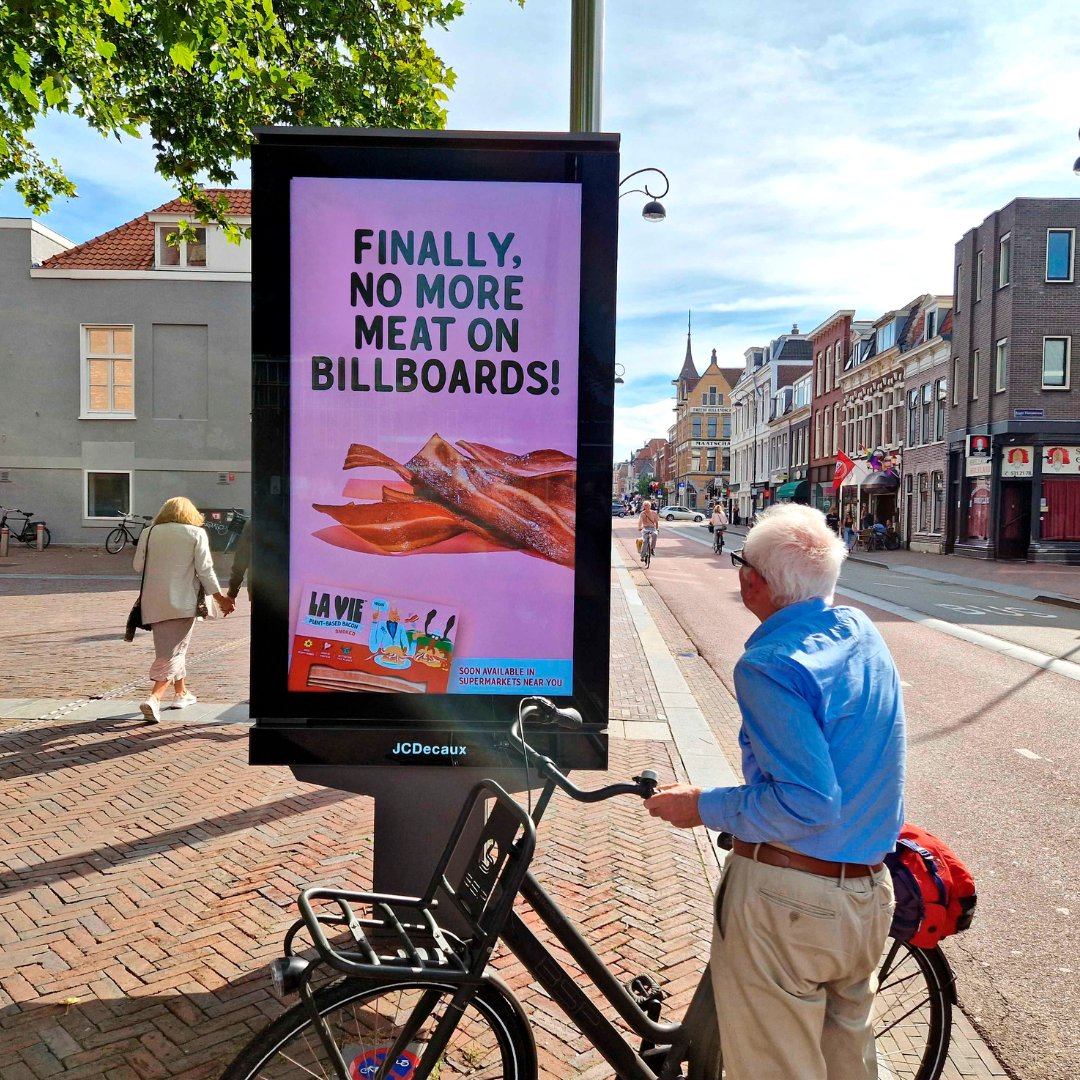 laviefoods_fr's tweet photo. Le 5 septembre 2022, la ville d’Haarlem aux Pays-Bas devenait la première ville du monde à bannir les publicités pour la viande, pour des raisons environnementales.
Donc, le 12 septembre 2022, La Vie™️ devenait la première marque végétale à faire de la pub à Haarlem. https://t.co/vDQ9ffhXar