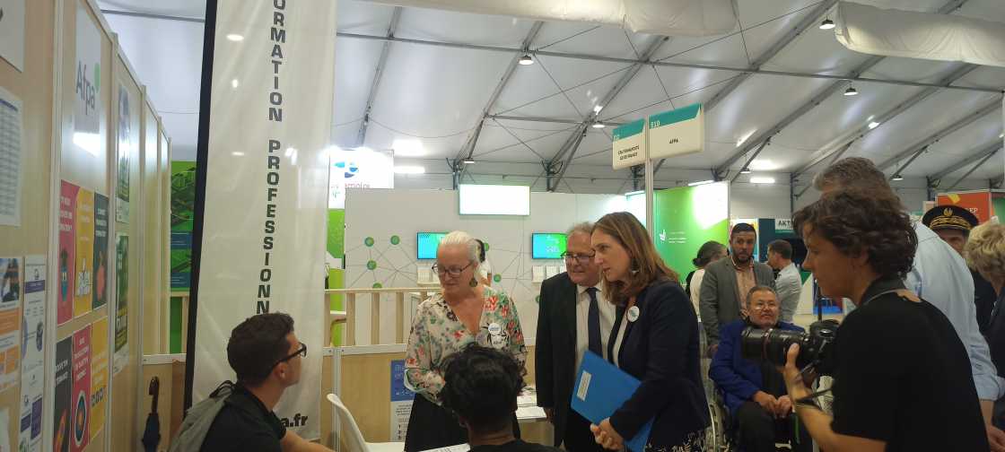 AFPA_IDF's tweet photo. Echange avec @CGrandjean_ et @jeanmarie_marx sur le stand @Afpa_Formation au salon @JeunesdAvenirs. 
#apprentissage #formation #alternance https://t.co/00Xl0GI3j2