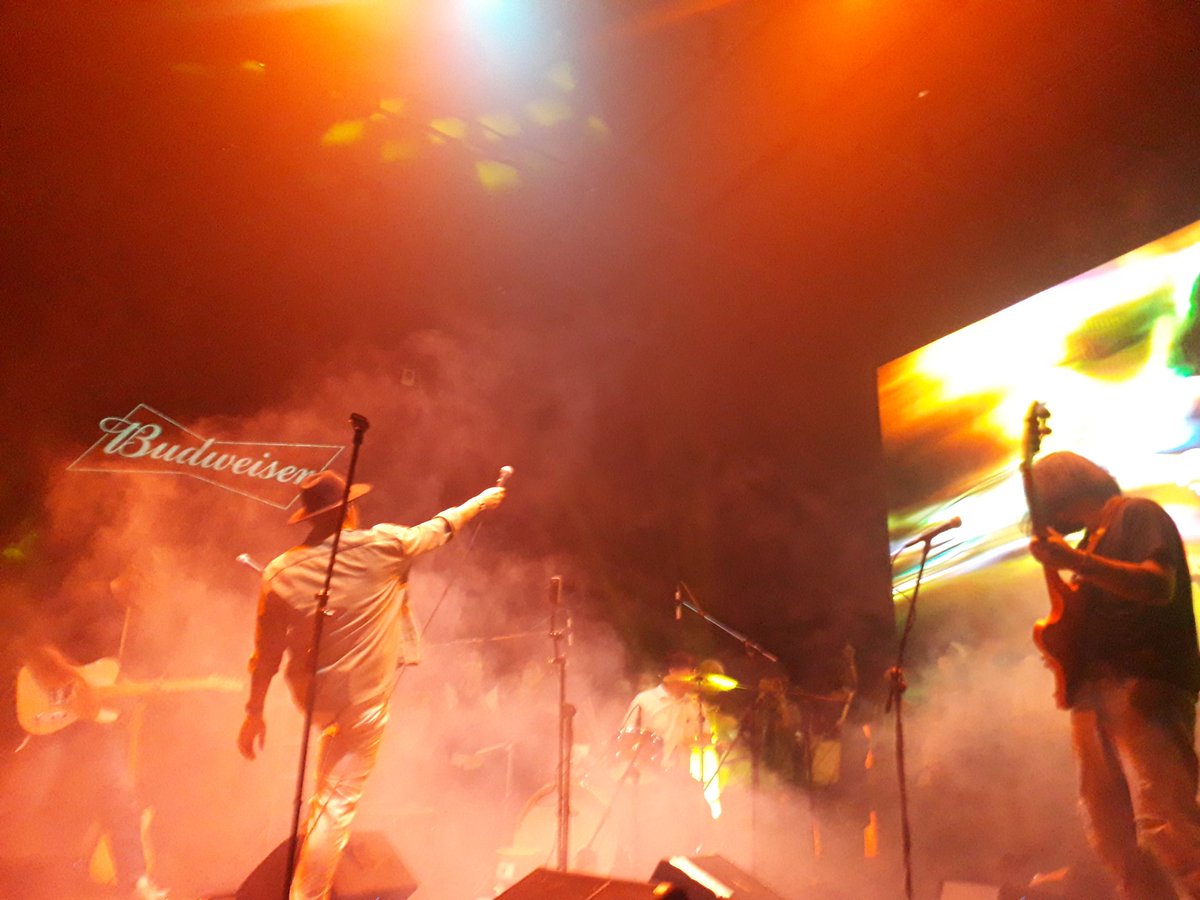 larukenciel's tweet photo. เห็นกันมานานมากจนการดูโชว์ภูมิจิตก็เหมือนการไปเจอแก๊งพี่ชายที่นานๆ เจอกันที แต่เจอกันทุกครั้งมีแต่คำว่าพลังชีวิต เป็นวันที่ดีมากๆ อีกหนึ่งวันแม้ช่วงเย็นตะฝนตกวุ่นวายไปหมด
มีบางแว้บที่เห็นไฟแล้วคิดถึงการถ่ายภาพไลฟ์ภาพคอนเสิร์ตแหละ แต่ยังไงเป็นคนดูก็สนุกกว่า #budlivehouse #poomjit https://t.co/x0xz1cR5Yt