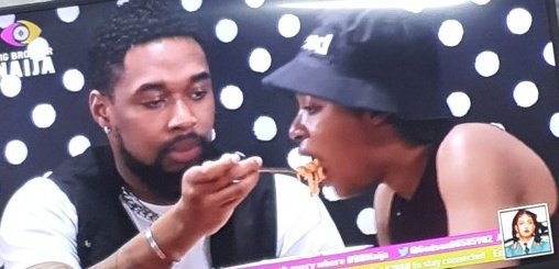 Goldensyrup_'s tweet photo. #ShellaShippers Sheggz is Feeding his Bella, Who will Feed Bella if Sheggz is Gone 😭😭😭 VOTE FOR SHEGGZ O.....make we no start to dey quote "The race ended but another has just begun🤕😮‍💨🙄🧐😯😲☻️"" that 1 na quote isonu o, https://t.co/qn0skncTsO