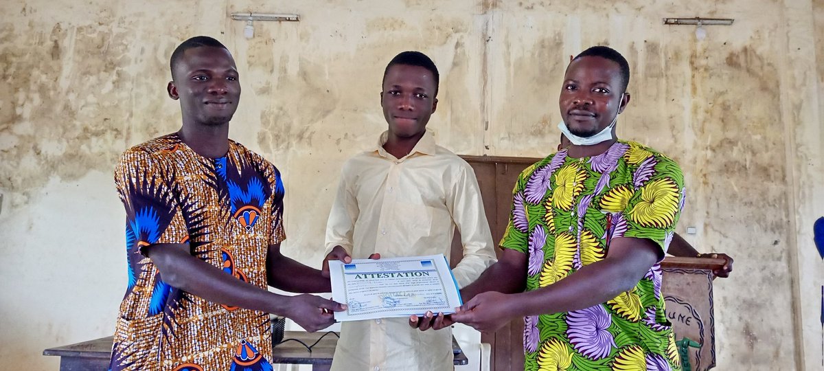 GAssouka's tweet photo. Remise des Attestations aux jeunes en Réparation GSM, Informatique Général, Cadrage et Montage de Vidéo, Graphisme.
Formation Digital Lab dans la commune de Dangbo et environs.

Satisfaction Total était là joie qui animait les jeunes apprenant.... https://t.co/W06RTLshw9