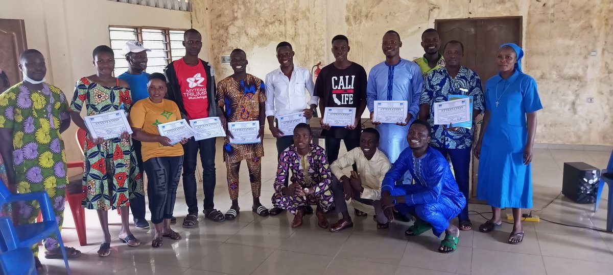 GAssouka's tweet photo. Remise des Attestations aux jeunes en Réparation GSM, Informatique Général, Cadrage et Montage de Vidéo, Graphisme.
Formation Digital Lab dans la commune de Dangbo et environs.

Satisfaction Total était là joie qui animait les jeunes apprenant.... https://t.co/W06RTLshw9
