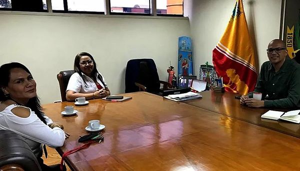 CDCEYaracuy's tweet photo. Directora de @zonaEducYara Lcda. Lenyis Martínez, se  reunió con el alcalde  del mcpio. Independencia @josemujicaalcalde con el propósito de evaluar avances de los trabajos que viene realizando  la BRICOMILE en la E.B. Ignacio Gregorio Méndez #VenezuelaMultiproductiva https://t.co/rrZbu7qwIJ