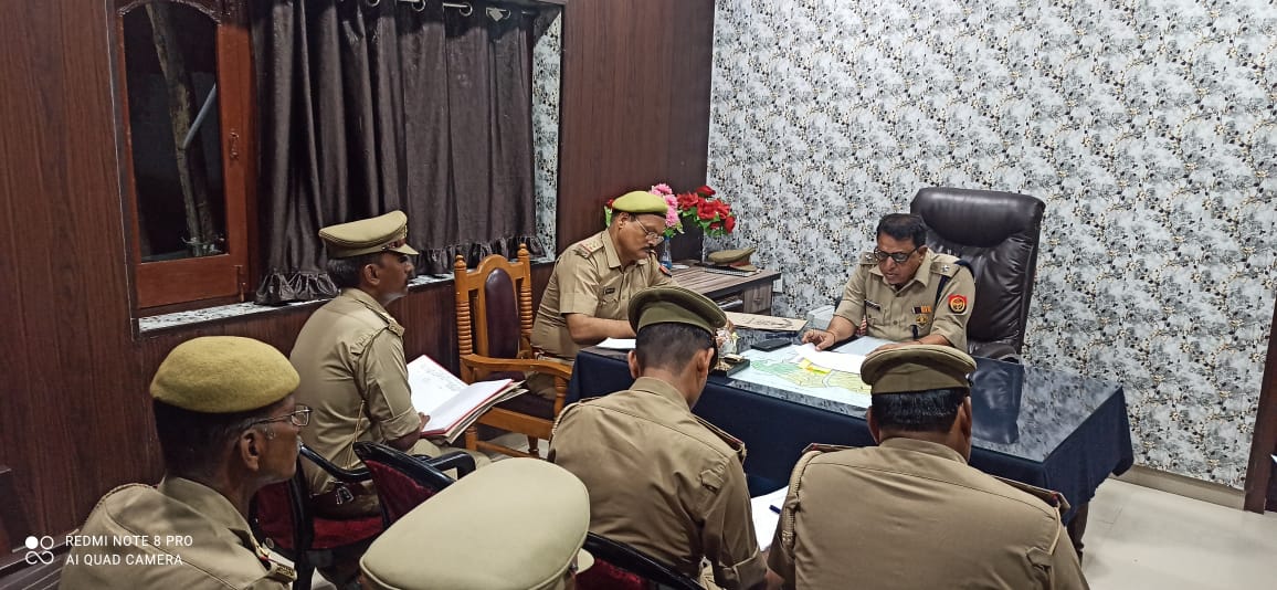 balrampurpolice's tweet photo. #SPBalrampur श्री राजेस कुमार सक्सेना द्वारा उतरौला सर्किल के समस्त थानों पर लम्बित विवेचनाओं का समय से गुणवत्तापूर्ण निस्तारण हेतु सभी विवेचकों को आवश्यक सुझाव दिये गये तथा विवेचना सम्बन्धी लापरवाही वर्तने वाले अधिकारी/कर्मचारियों को हिदायत दी गई।
#BalrampurPolice https://t.co/OmUQKQ145N