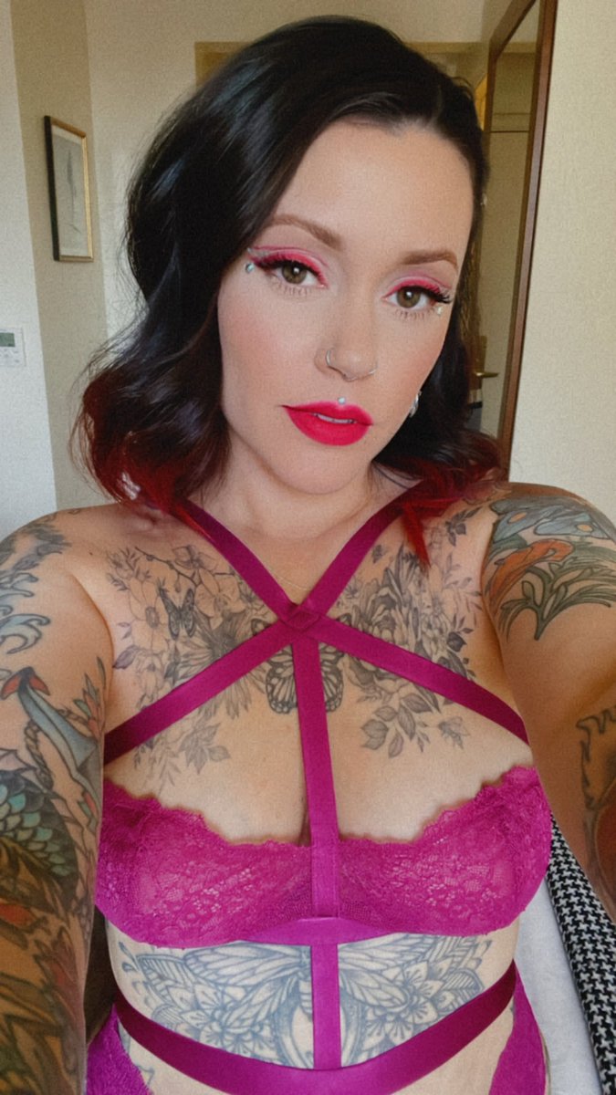 MommyMandyOF's tweet photo. ��� #onlyfansgirl #onlyfans #pinklingerie #striptease #milf #mommykinks #mombody #tattoos https://t.co/arcjQhFEui