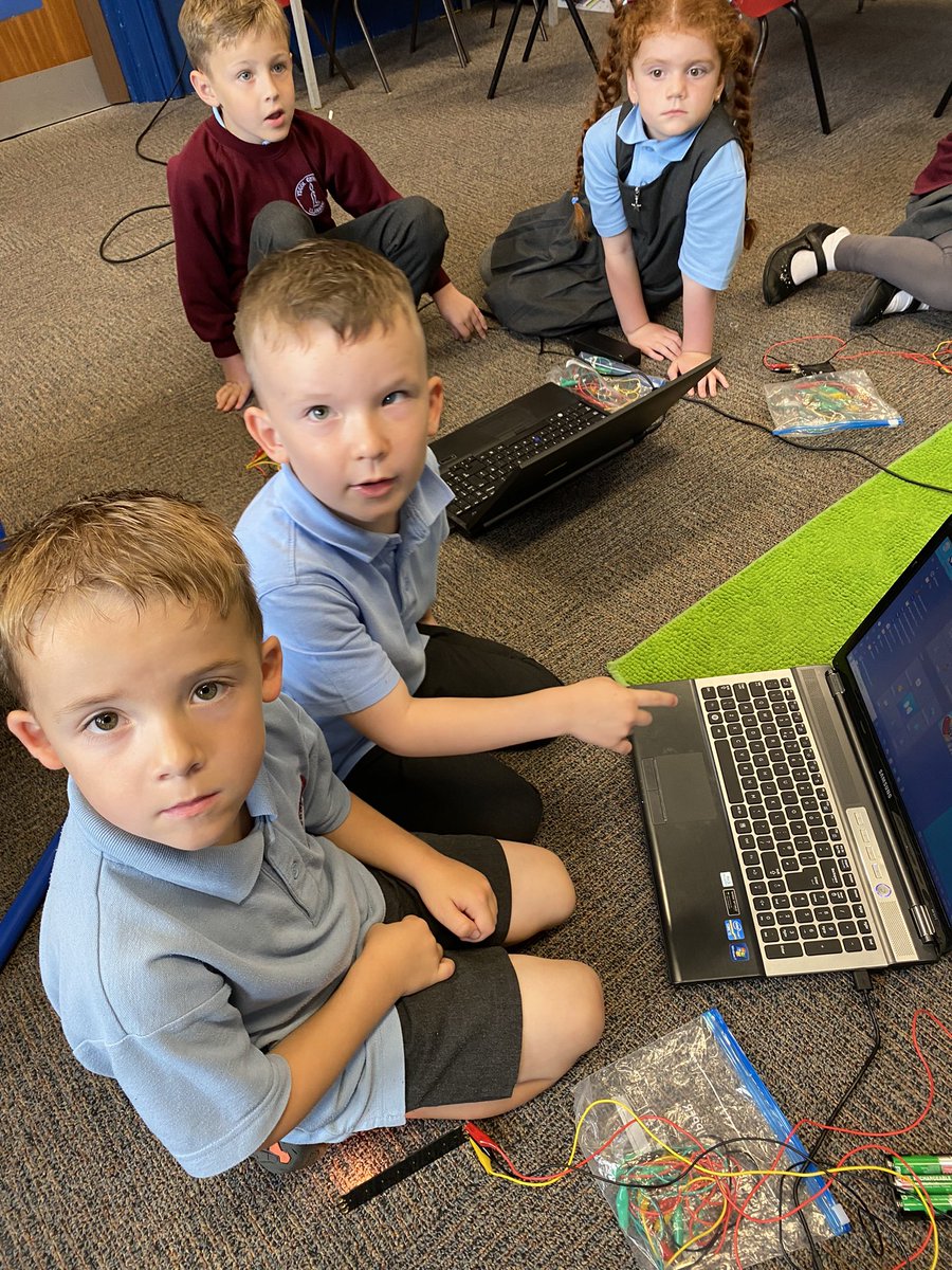 YsgolGynLlanrug's tweet image. Blwyddyn 2 wedi mwynhau trio pethau newydd heddiw gyda Lois o TechnoCamps! Pawb wedi dyfalbarhau a chyd-weithio wrth godio. Profiad gwych! @TechnoCamps_Bu #codio