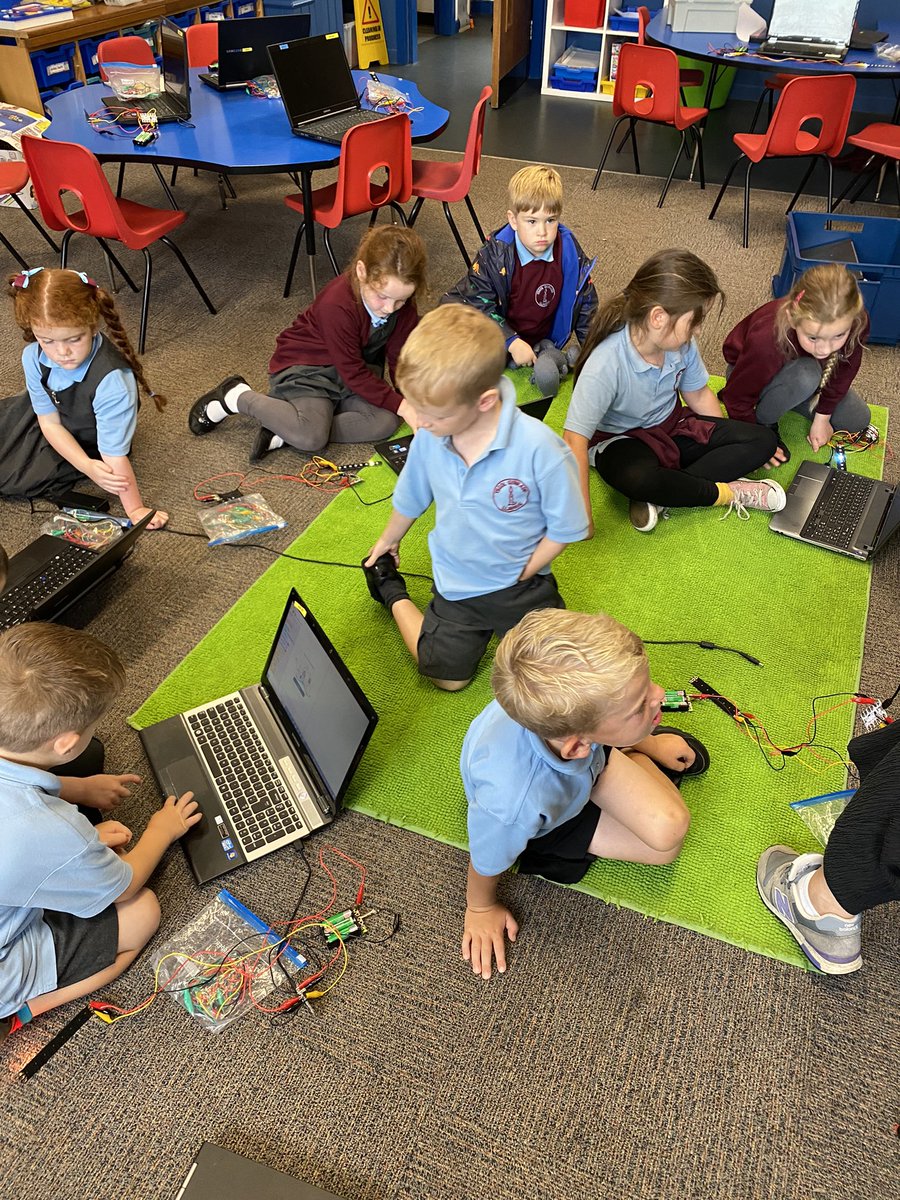 YsgolGynLlanrug's tweet image. Blwyddyn 2 wedi mwynhau trio pethau newydd heddiw gyda Lois o TechnoCamps! Pawb wedi dyfalbarhau a chyd-weithio wrth godio. Profiad gwych! @TechnoCamps_Bu #codio