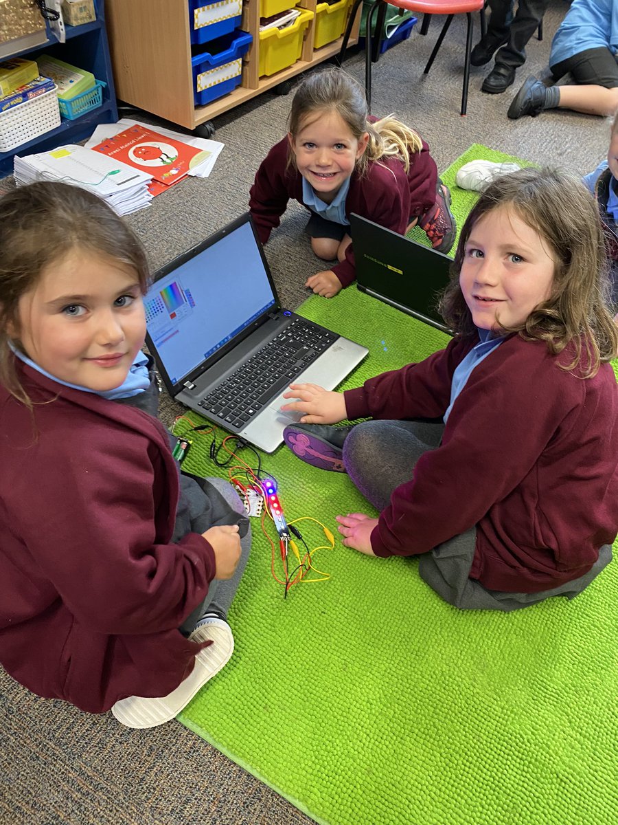 YsgolGynLlanrug's tweet image. Blwyddyn 2 wedi mwynhau trio pethau newydd heddiw gyda Lois o TechnoCamps! Pawb wedi dyfalbarhau a chyd-weithio wrth godio. Profiad gwych! @TechnoCamps_Bu #codio