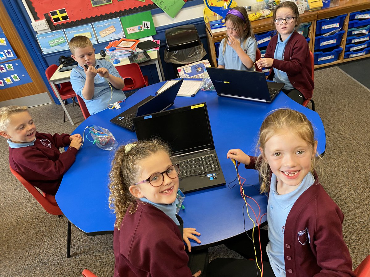 YsgolGynLlanrug's tweet image. Blwyddyn 2 wedi mwynhau trio pethau newydd heddiw gyda Lois o TechnoCamps! Pawb wedi dyfalbarhau a chyd-weithio wrth godio. Profiad gwych! @TechnoCamps_Bu #codio