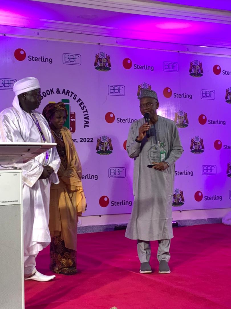 Presentation of lifetime achievement award to Prof. Audee T. Giwa by His Excellency Nasir El-Rufai <a href="/elrufai/">Nasir Ahmad El-Rufai</a> 
Watch live here: kabafest.ng/kabafest-lives…
#KabaFest22 #KabaFest