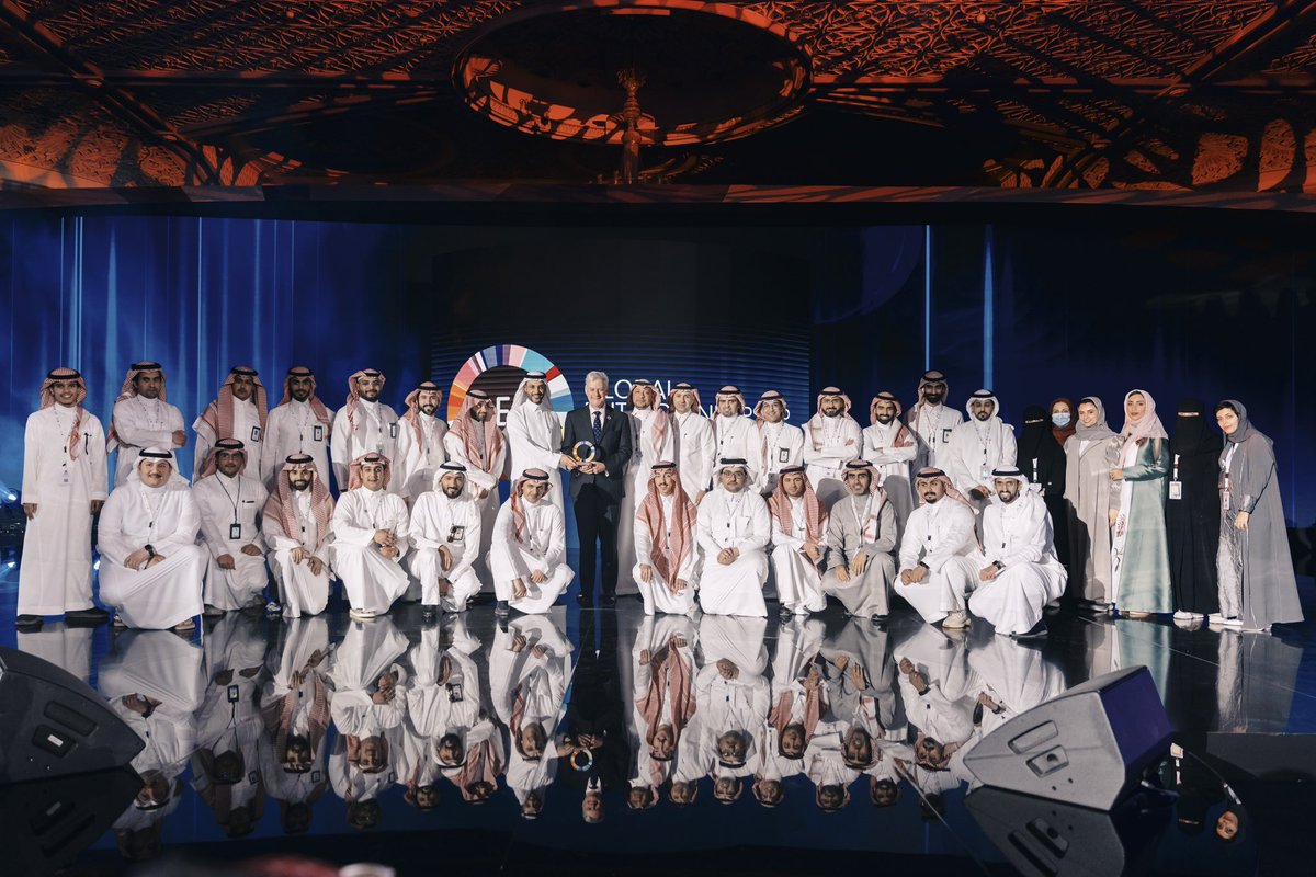ikhaled85's tweet photo. جزء من تغطيتي لفريق #منشآت 📷
صورة جماعية بعد تسلّمهم لجائزة "Brand Champion" ضمن حفل توزيع جوائز GEN Compass Awards. https://t.co/VsP5YEHcHi