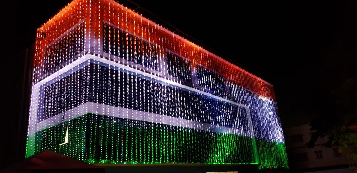 MalkajgiriCop's tweet photo. In view of #TELANGANA_JATEEYA_SAMAIKHYATA_VAJROTSAVALU, #RachakondaPoliceCommissionerate illuminated with #Tri_Colour.
@DCPLBNagar @DcpMalkajgiri @DcpBhongir @Rachakonda_tfc @sheteams_rck @RKSC_Rachakonda @sheteams_rck @eenadulivenews @sakshinews @ntdailyonline @ManaTelanganaIN https://t.co/pkbyqyCWRh