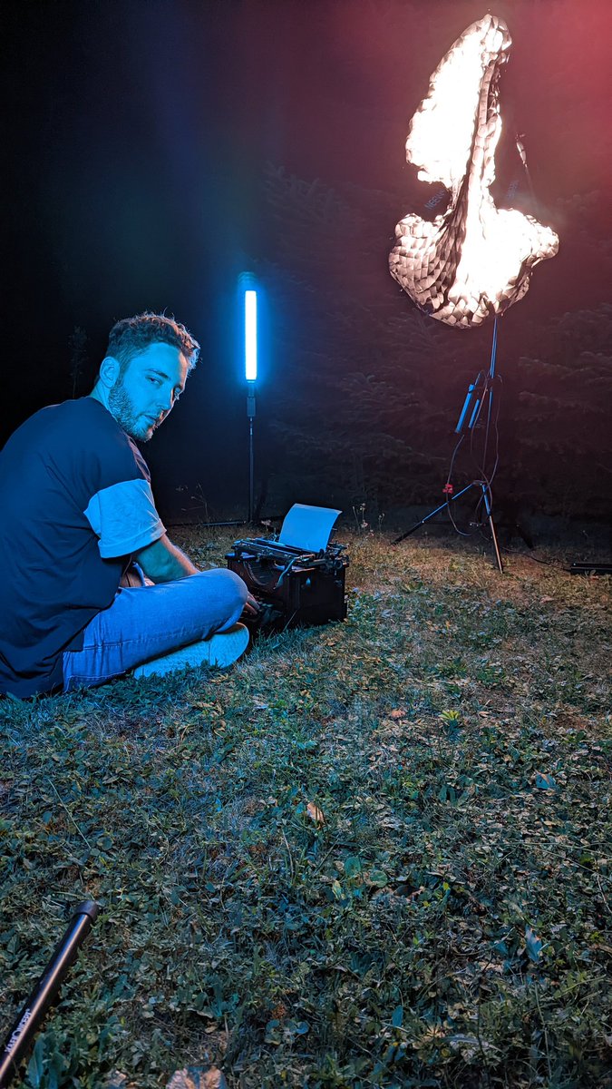 LetUsDreamMusic's tweet photo. No.. The spot is not burning ! 🔥😇 Writing the text for the new music video "Take me back" out 🔜 https://t.co/iQUsjNUHO7
