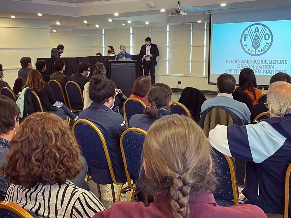 _MarioRivas's tweet photo. 🌎 En colaboración con @FAOChile y gracias al Fondo Mundial para el Medio Ambiente @theGEF avanzamos en consolidar la Conservación de Especies amenzadas en Ñuble 🌳🦌🏔️

Prácticas + sostenibles en turismo y ganadería son esenciales para fortalecer sus frágiles hábitats 🌱👩‍🌾🚵⛷️ https://t.co/naufSfyyN4
