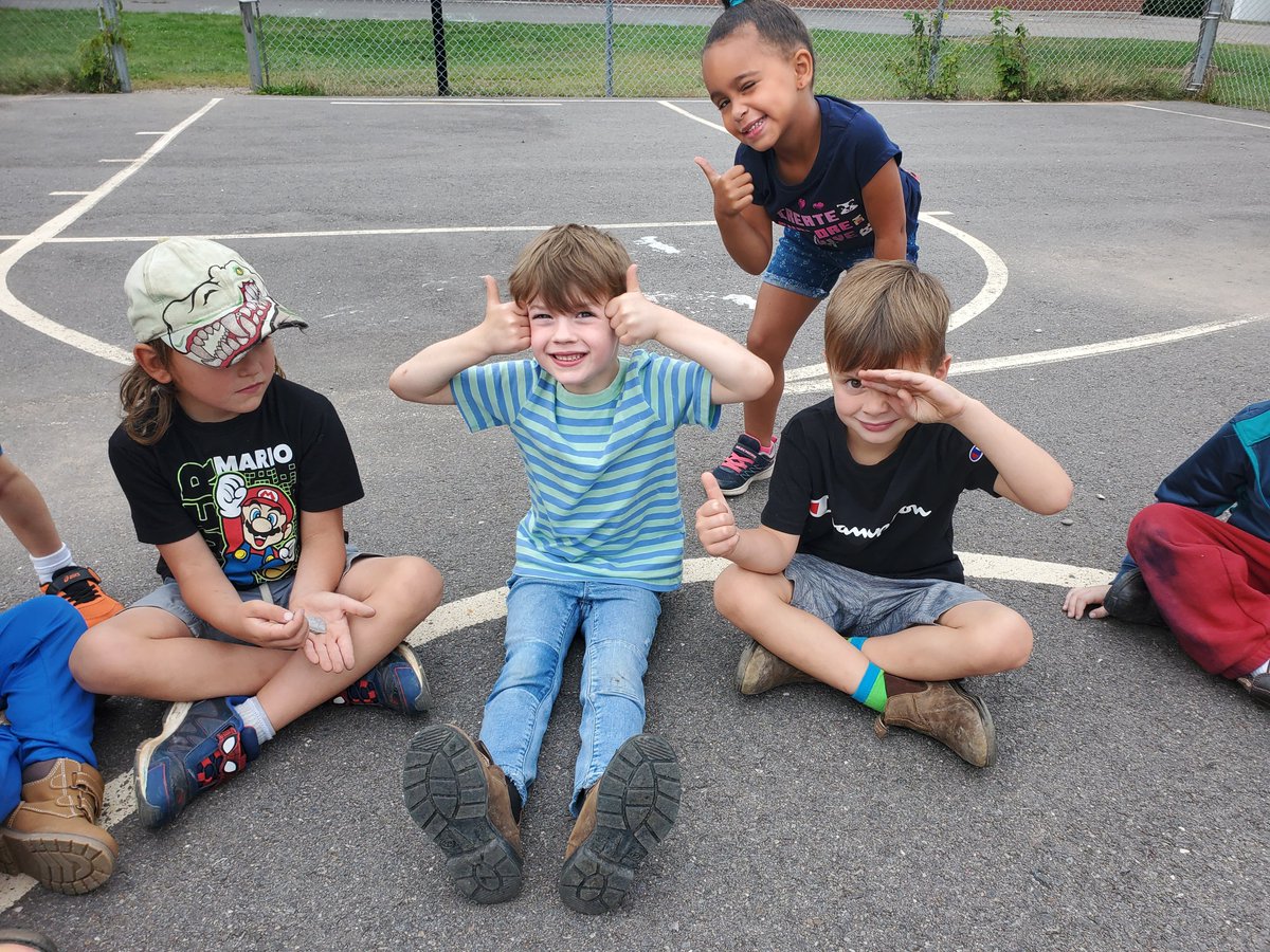 GillBaskwill's tweet photo. Sharing my love of #outdoormath with my new crew! We're counting nature with a little running thrown in! #seewhatimlearning #kindergarten @SMES01 https://t.co/aZSq0WL5E1